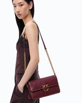 Borsa a tracolla media Love One Slouchy in pelle con borchie - Bordeaux | Pinko