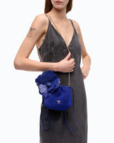 Schulter-Beuteltasche aus Veloursleder mit Blume aus Nappaleder - Dunkelblau | Pinko
