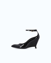 Décolleté in vernice con tacco a zeppa e cinturino alla caviglia - Nero | Pinko