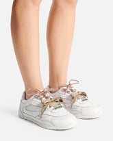 Sneakers con lacci doppi, cristallo e charm -  | Pinko